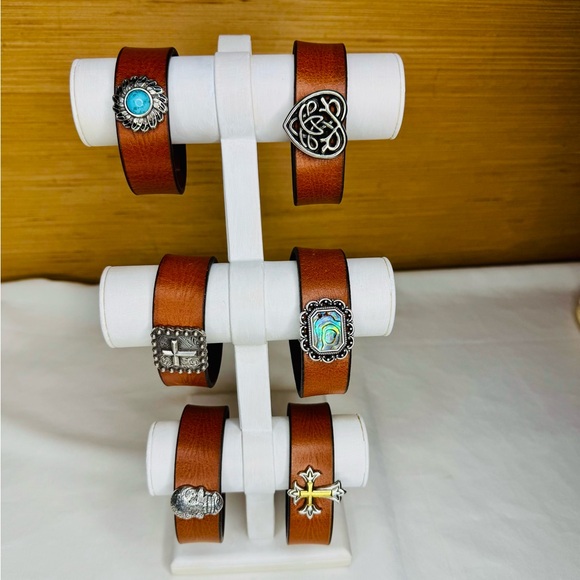 Sign up for closet updates by liking this listing! - Picture 13 of 15